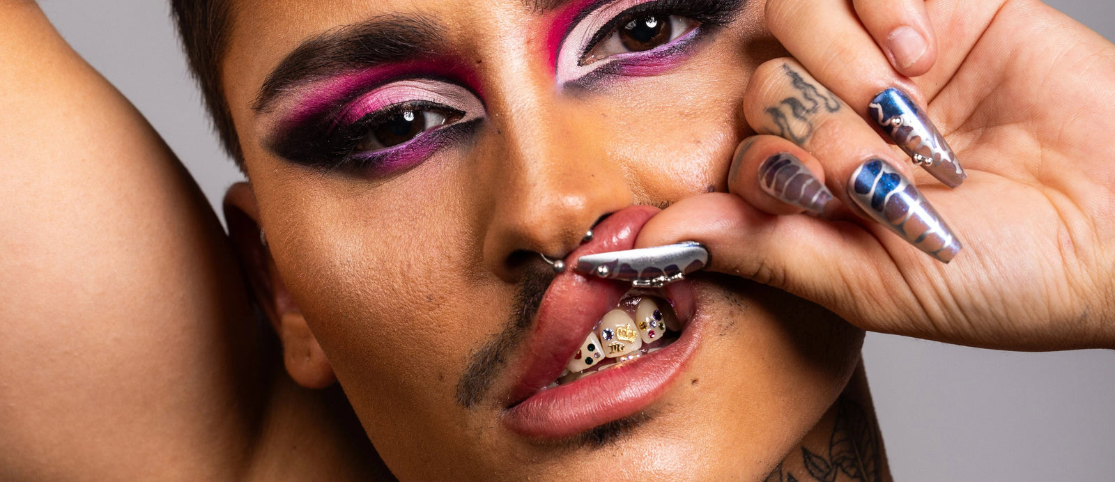 strass dentaires Swarovski, bijoux dentaires en or, pose complète de bijoux et strass dentaires colorés