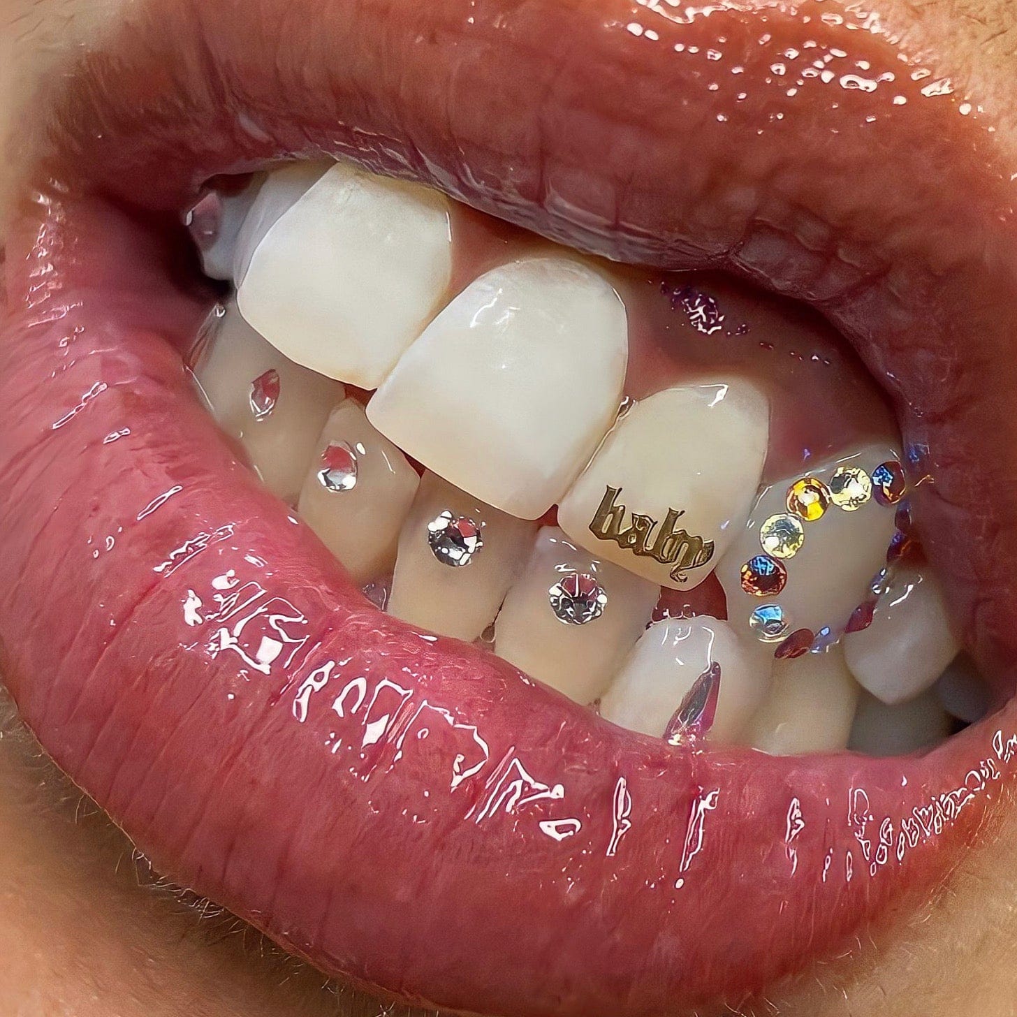 Bijoux dentaire Isis&gold Baby full word tooth gems