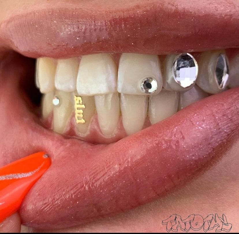 Bijoux dentaire Isis&gold Slut full word tooth gems