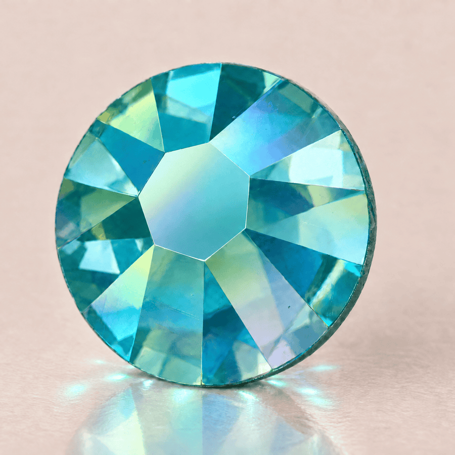 Swarovski Blue Zircon Shimmer tooth gems — sterk vergroot