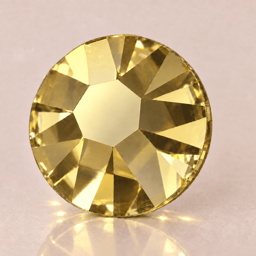 Swarovski ReCreated™ Dark Jonquil tooth gems — sterk vergroot