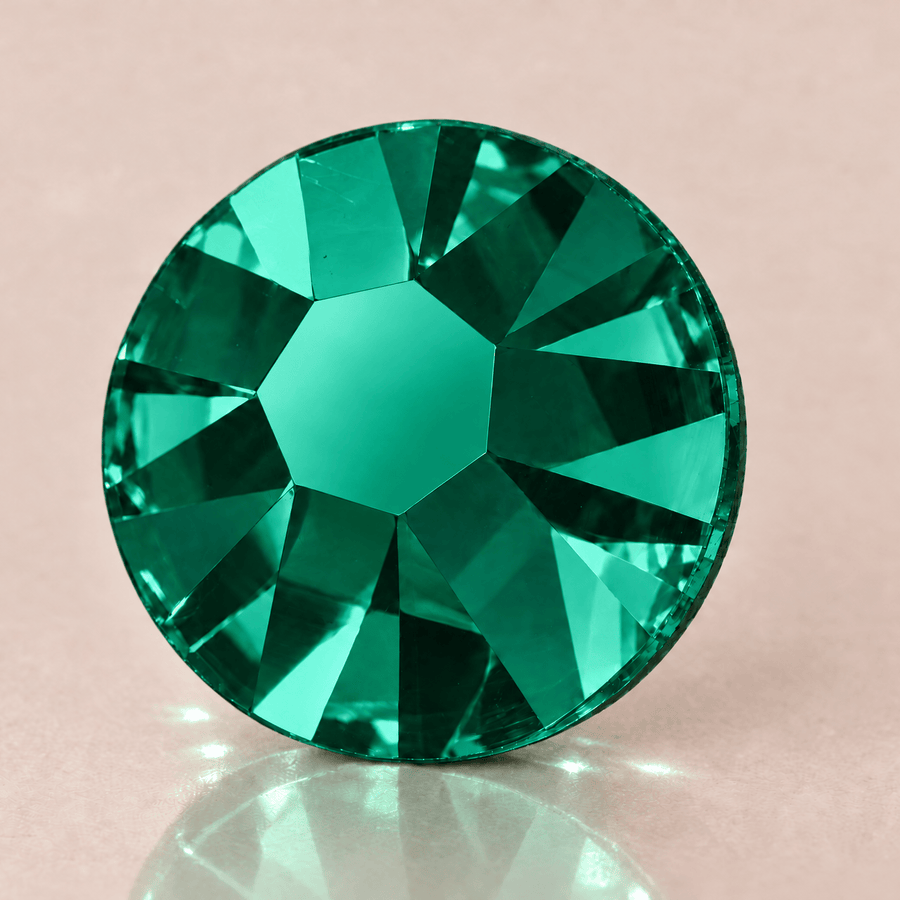 Swarovski Emerald Tooth Gems — sterk vergroot