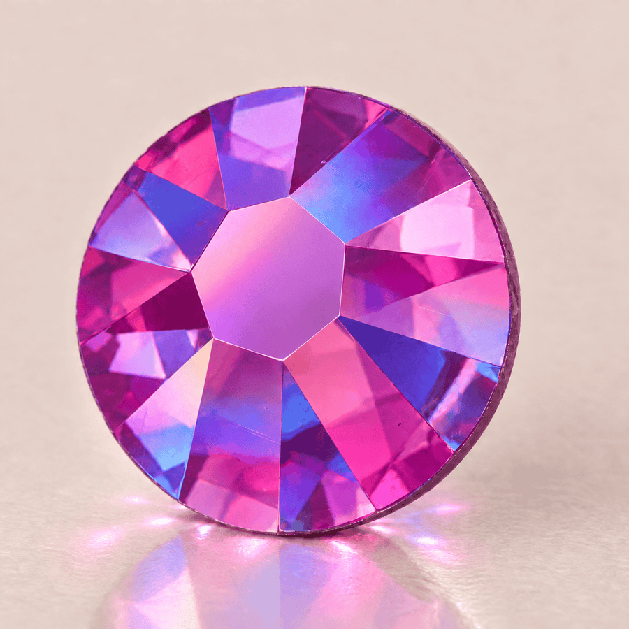 Swarovski Fuchsia Shimmer tooth gems — sterk vergroot