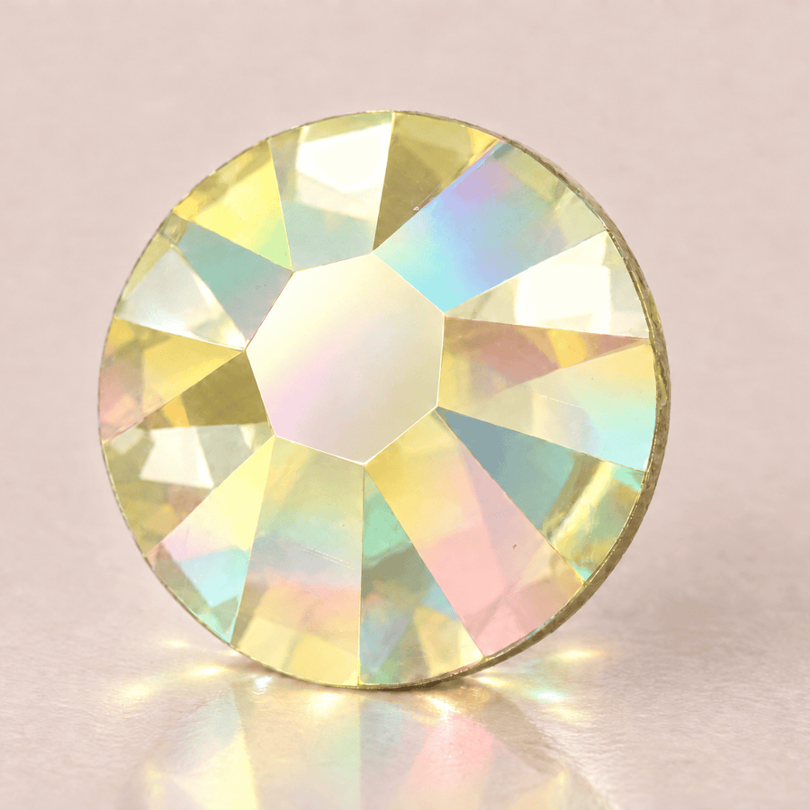 Swarovski Jonquil AB tooth gems — sterk vergroot
