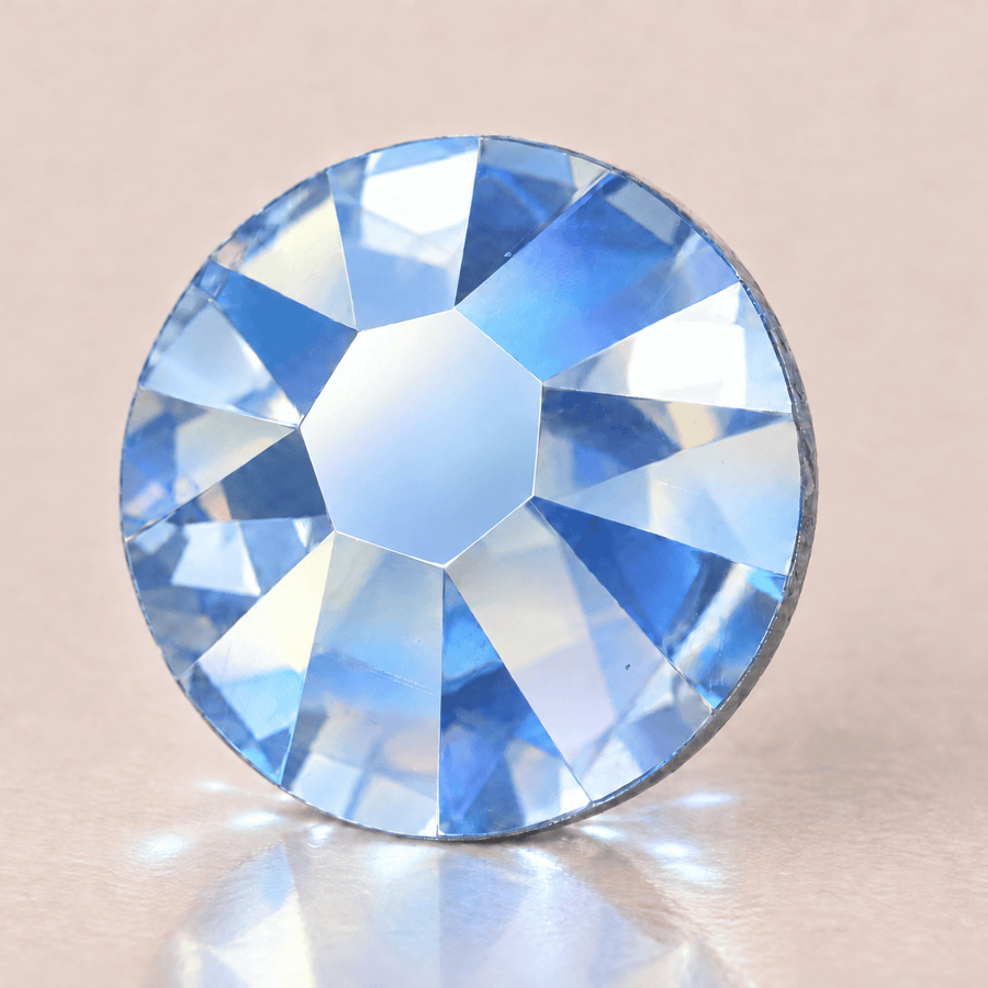 Swarovski Light Sapphire Shimmer tooth gems — sterk vergroot