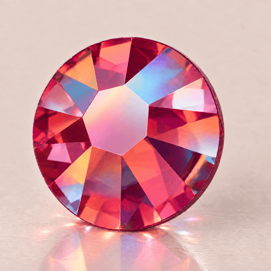 Swarovski Light Siam Shimmer tooth gems — sterk vergroot