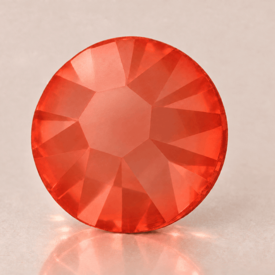 Swarovski Orange Ignite tooth gems — sterk vergroot