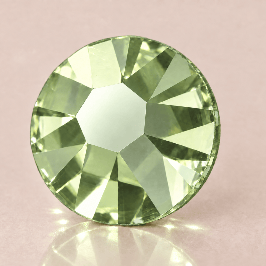 Swarovski ReCreated™ Peridot トゥースジェム（拡大写真）