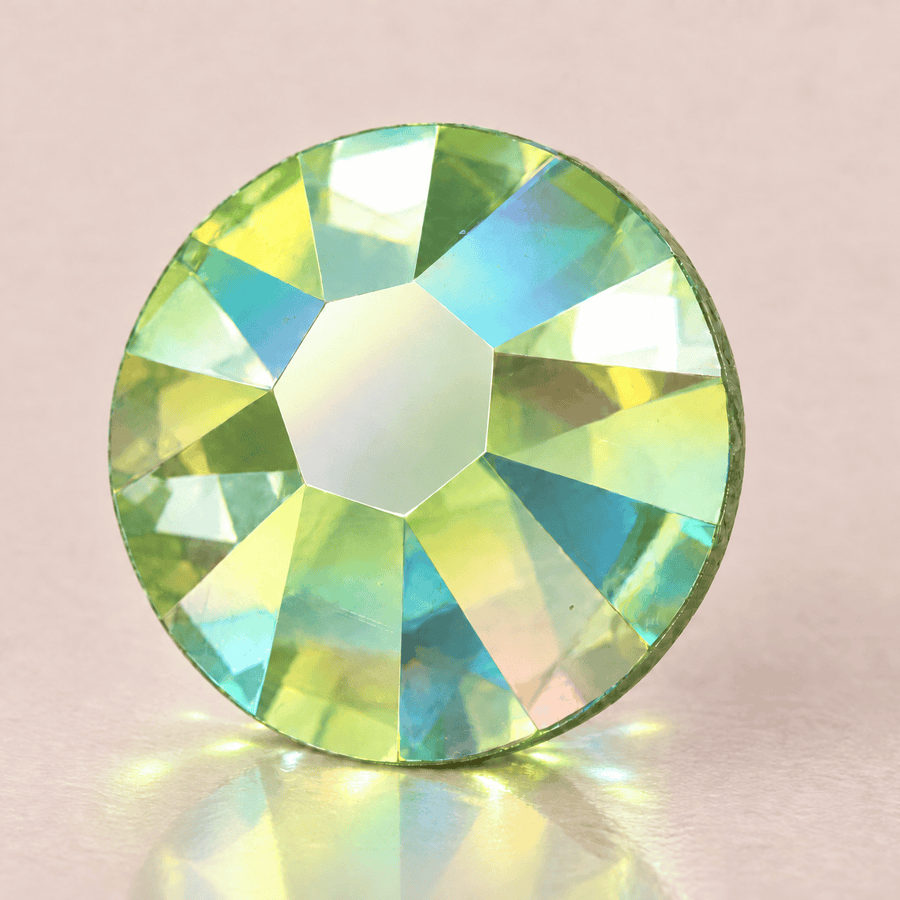 Swarovski ReCreated™ Peridot Shimmer tooth gems — sterk vergroot
