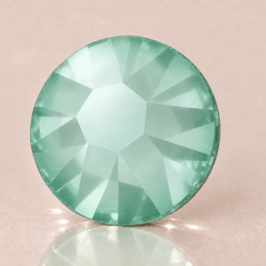 Swarovski Soft Mint Ignite tooth gems — sterk vergroot