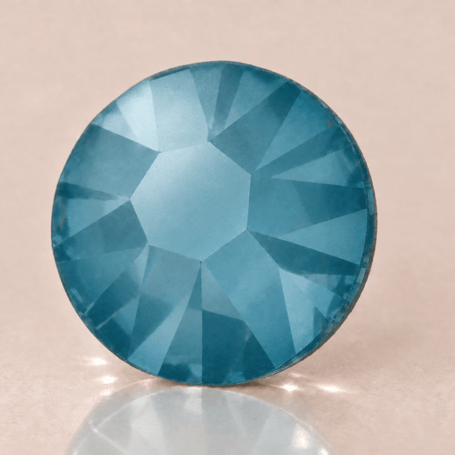 Swarovski Teal Ignite tooth gems — sterk vergroot