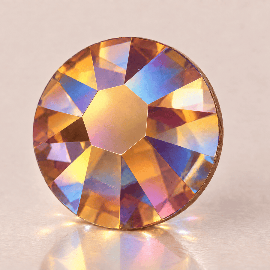 Swarovski Topaz Shimmer tooth gems — sterk vergroot