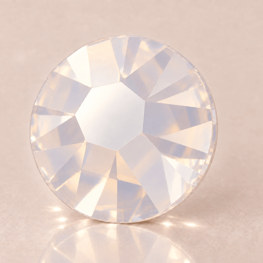 Swarovski White Opal トゥースジェム（拡大写真）