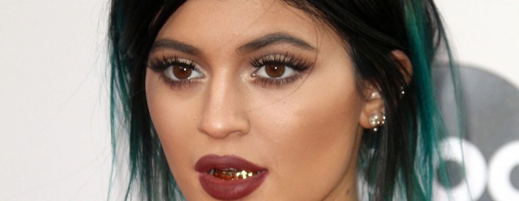 tooth gems kylie jenner, Kylie jenner wearing gold grillz